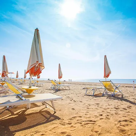 Comfortable Near The Promenade And Shops